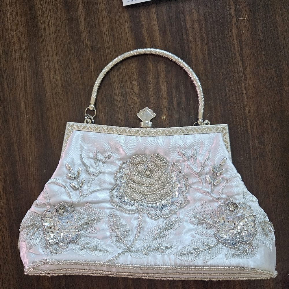 Elegant Silver Embroidered Handbag - Picture 5 of 6